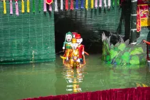 Традиционный кукольный спектакль вьетнамского театра на воде_1