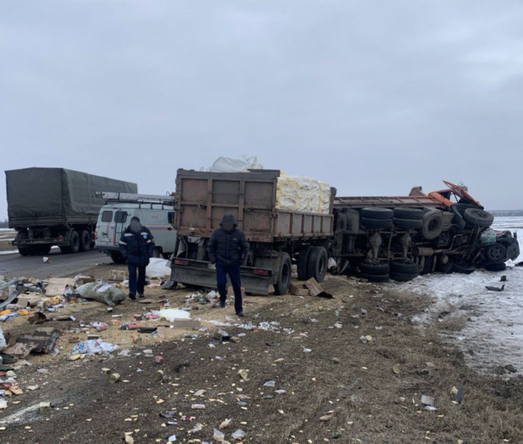 Под Воронежем при столкновении двух грузовиков и легковушки погиб водитель