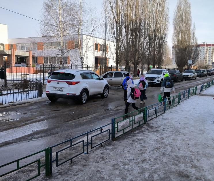 Путь к одной из крупнейших школ Воронежа оказался опасным для жизни