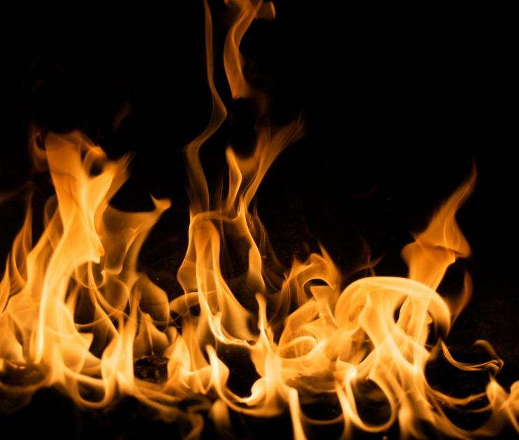 Четыре человека погибли в горящем доме в Воронежской области 
