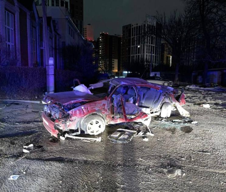 Водитель на «Ниссане» врезался в дом в Воронеже: есть пострадавшие