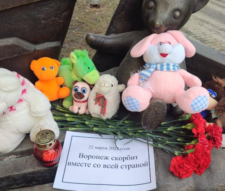 Жители столицы Черноземья несут цветы к стихийным мемориалам в память о жертвах теракта в «Крокус Сити Холл»