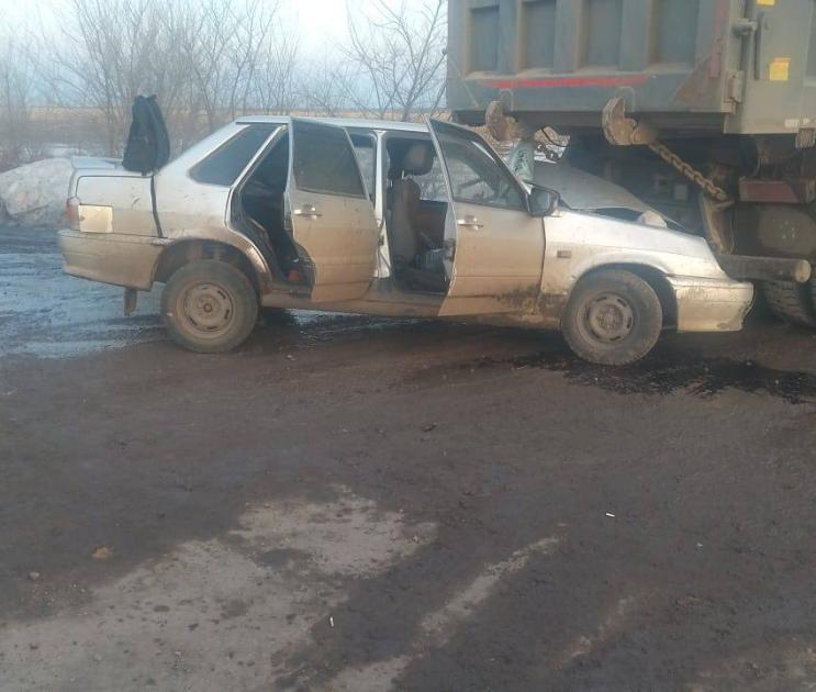 ВАЗ врезался в большегруз под Воронежем: пострадали два человека 