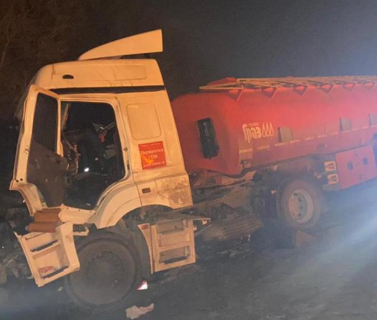 Два «КамАЗа» столкнулись на трассе под Воронежем: оба водителя пострадали