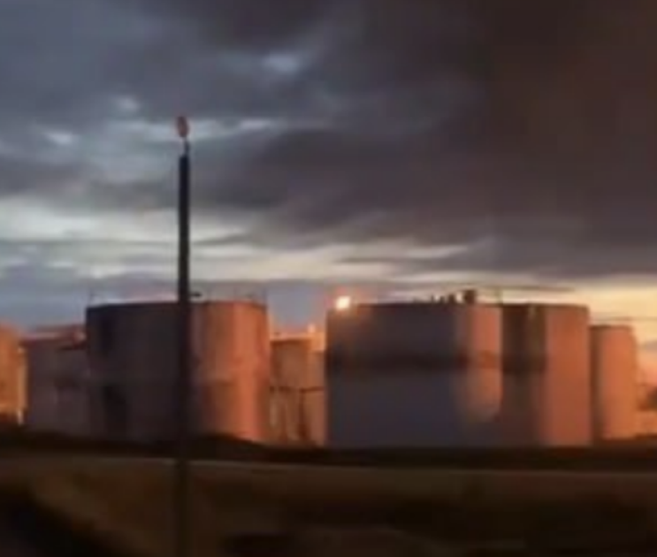 Власти опровергли информацию о пожаре на воронежской нефтебазе после падения беспилотника