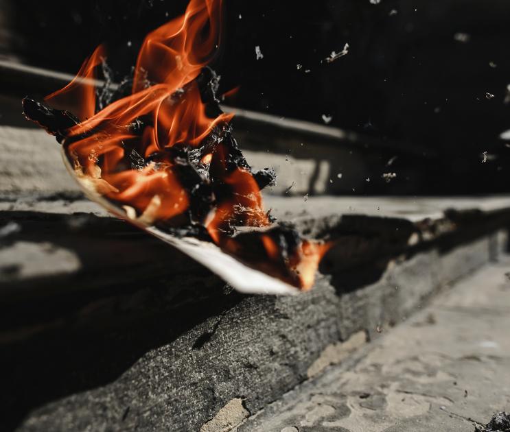 Крупная свалка загорелась в воронежском райцентре