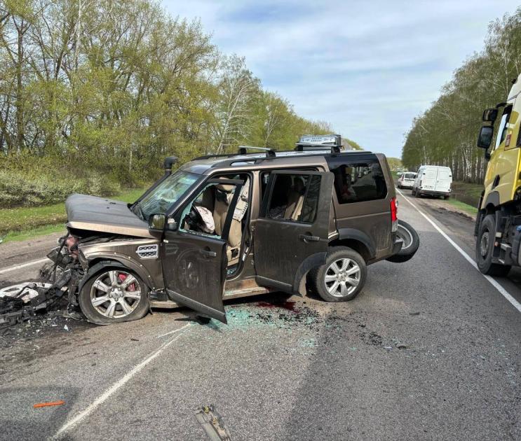 На трассе под Воронежем Land Rover вылетел на встречку: двое погибли, трое – пострадали