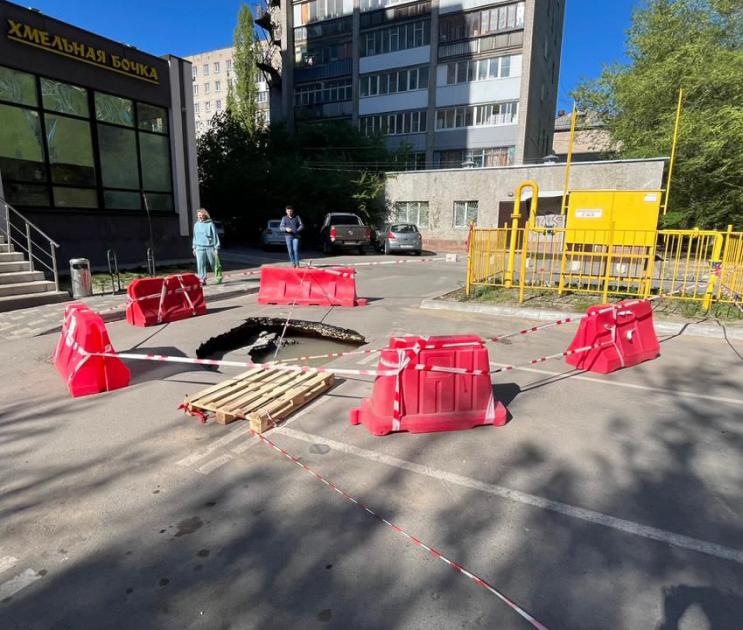 В Воронеже засыпали «портал в подземелье» на парковке в Ленинском районе