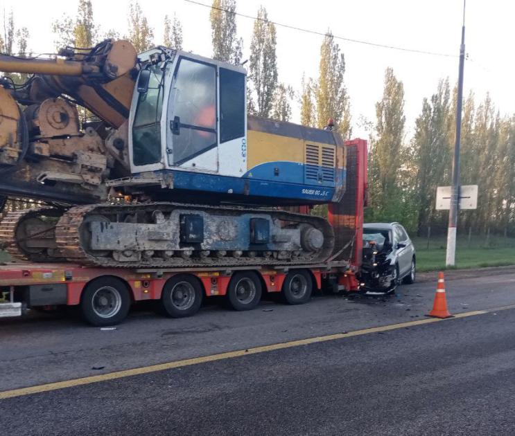 Легковушка и грузовик столкнулись на трассе под Воронежем