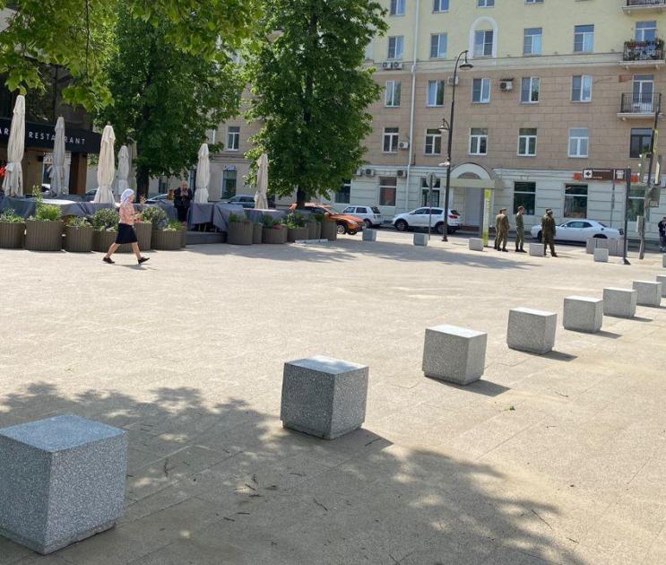 В Воронеже каменные квадраты установили вместо временного ограждения на Советской площади 