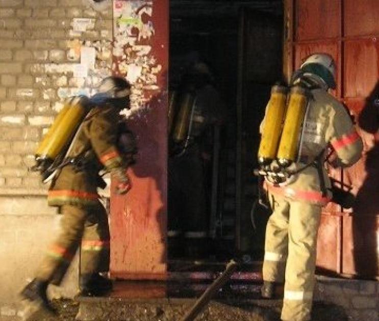 Спасатели эвакуировали семерых человек из горящей пятиэтажки под Воронежем 