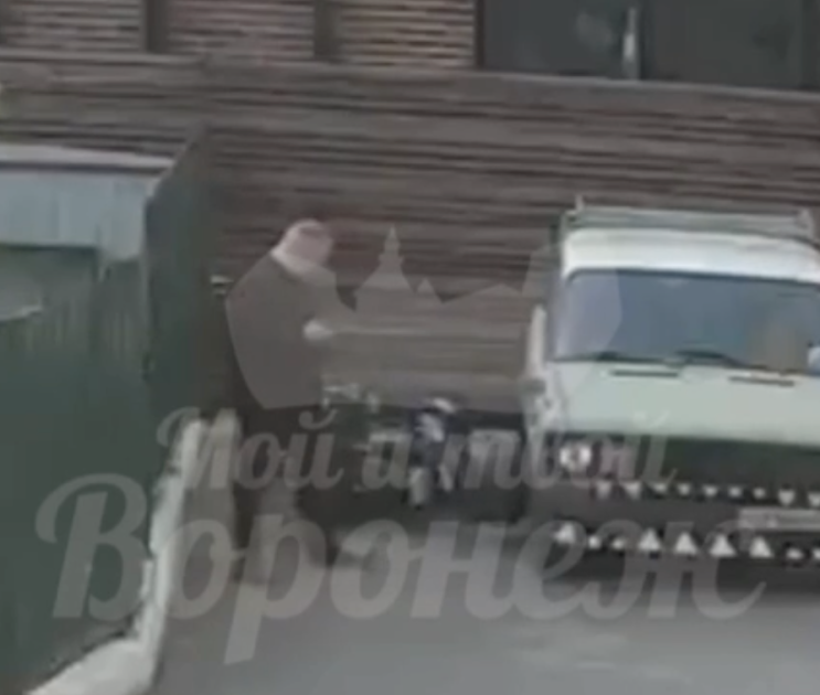 Бил машины и опрокинул мотоцикл: дебошира сняли на видео в воронежском ЖК