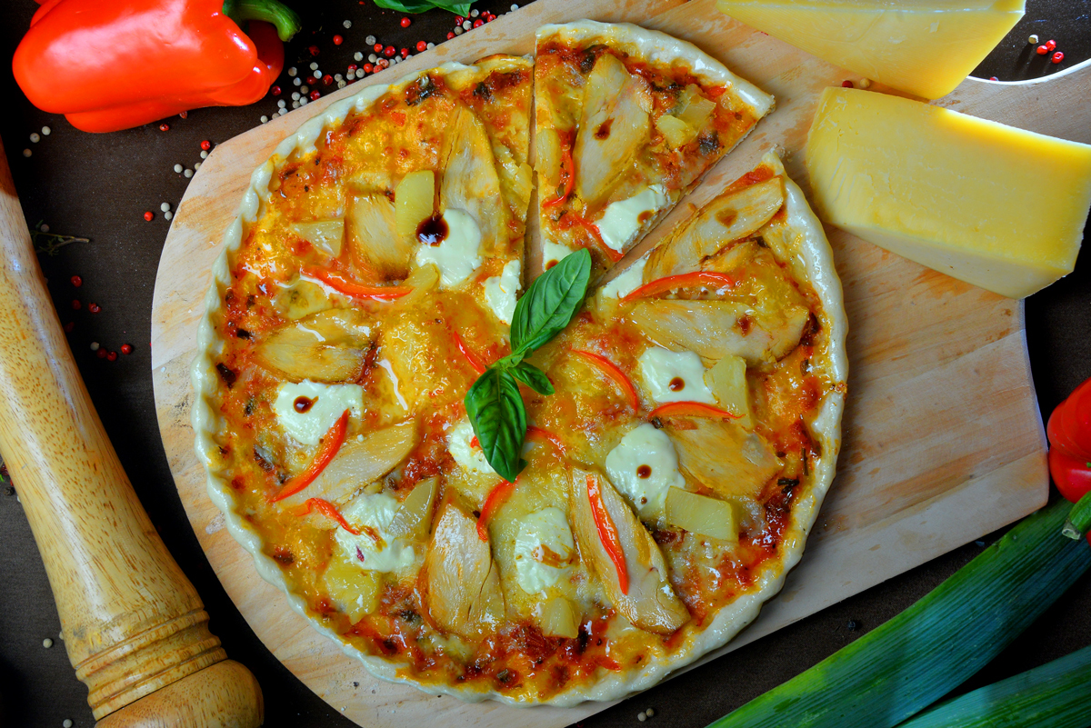 Дольче пицца. Пицца Дольче Миа. Пицца в итальянском дворике. Пицца с плавленным сыром.